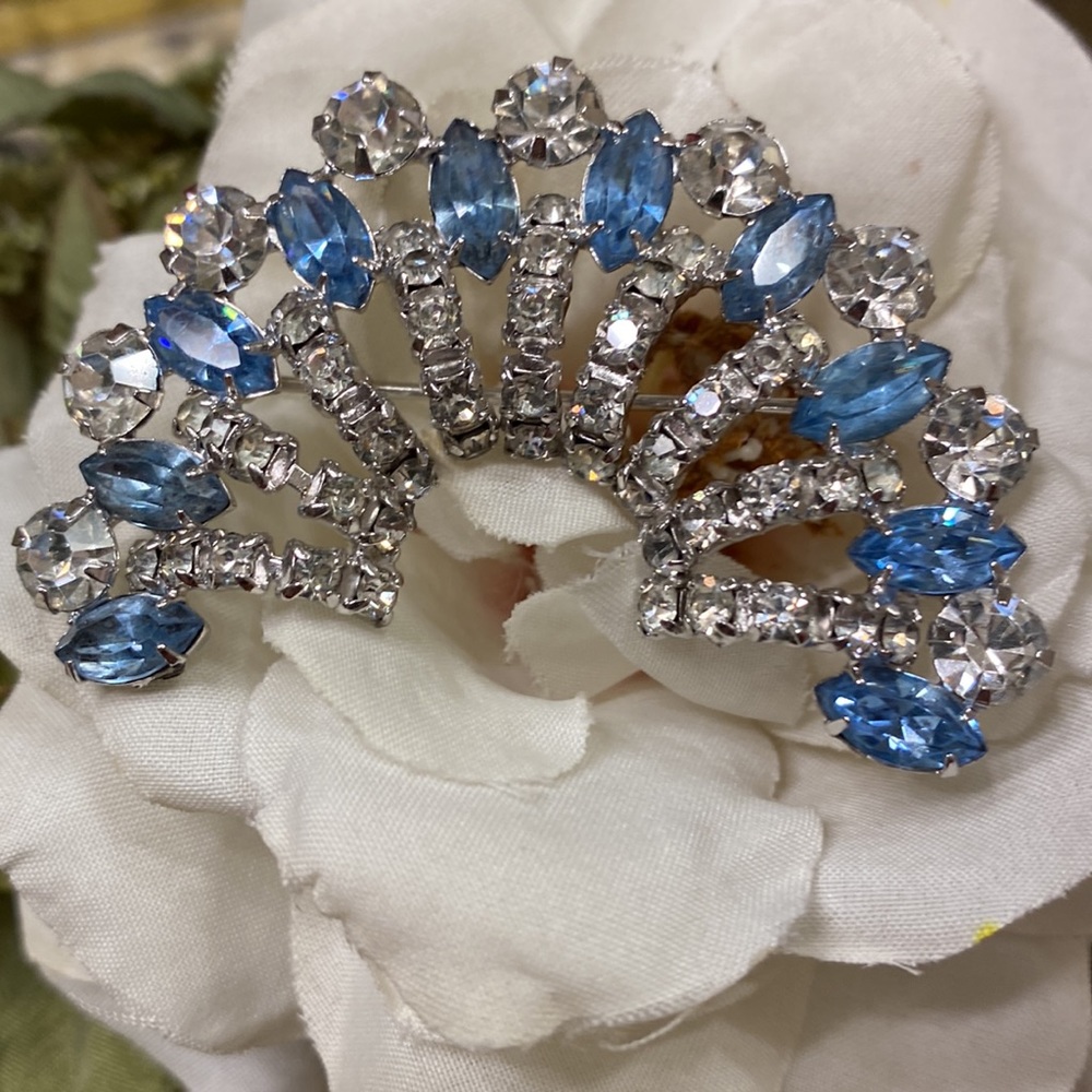 Beautiful vintage rhinestone brooch w/blue & clear rhinestones 2 1/4” x 1 1/2”